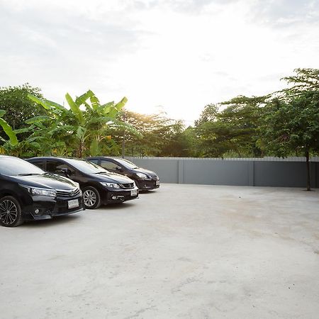 Twentynine Kv Apartel Nonthaburi Exteriör bild